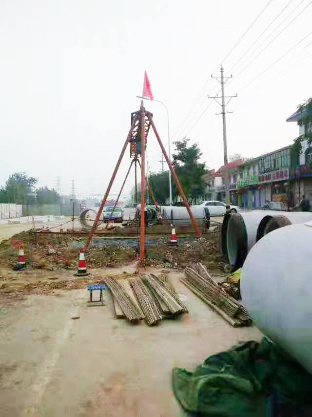 2016年6月邢臺(tái)污水頂管施工現(xiàn)場(chǎng).jpg
